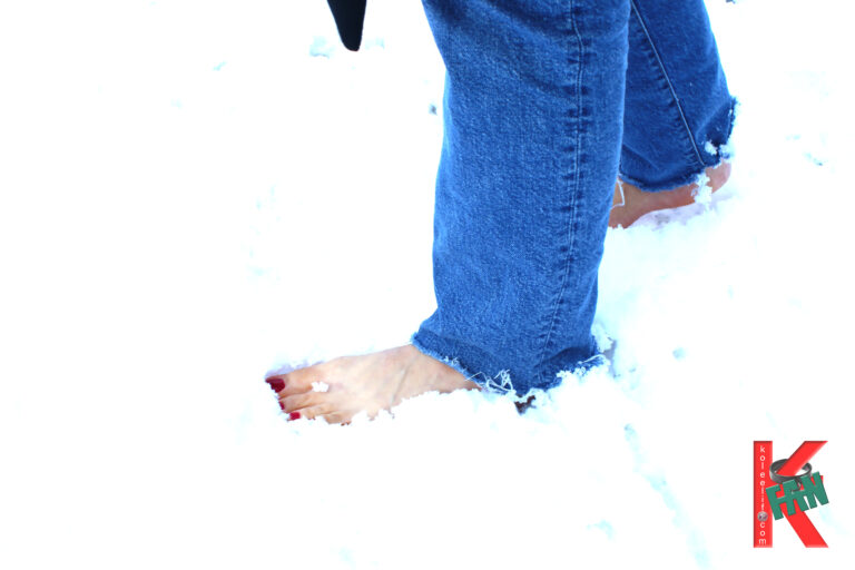 Yalınayak karda yürümek